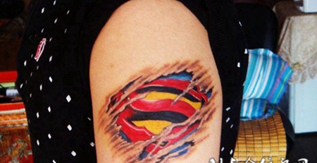 大臂上的超人符号纹身图案