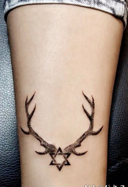 小臂上的六芒星鹿角纹身图案
