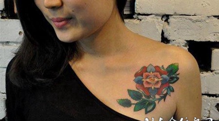 胸前的玫瑰花的纹身图案