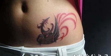 腰侧的飞鸟图腾纹身图案