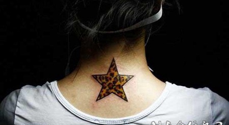脖子后面的豹纹五角星纹身图案