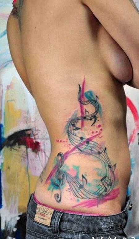 腰侧的音乐五线谱纹身图案