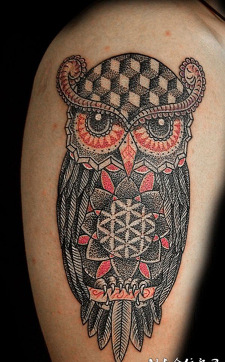 大臂上的猫头鹰的纹身图案