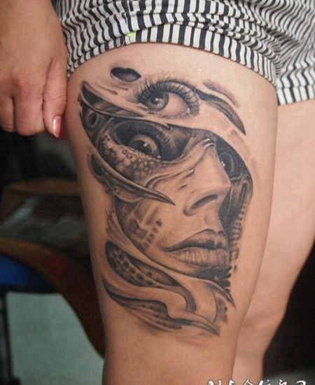 大腿上的黑灰色美女恶魔纹身图案