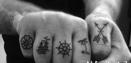 手指上的简约纹身图案