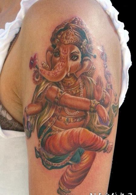 大臂上的蓝色象神纹身图案