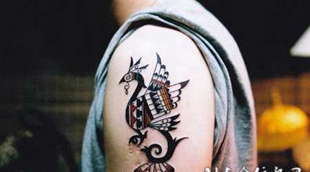 大臂上的凤凰飞鸟纹身图案