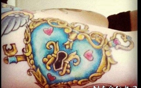 小臂上的桃心锁纹身图案