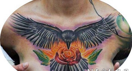 女生胸前的乌鸦玫瑰花纹身图案
