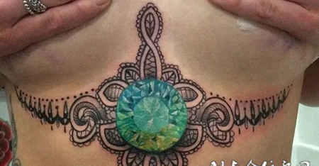 胸下蕾丝花纹纹身图案