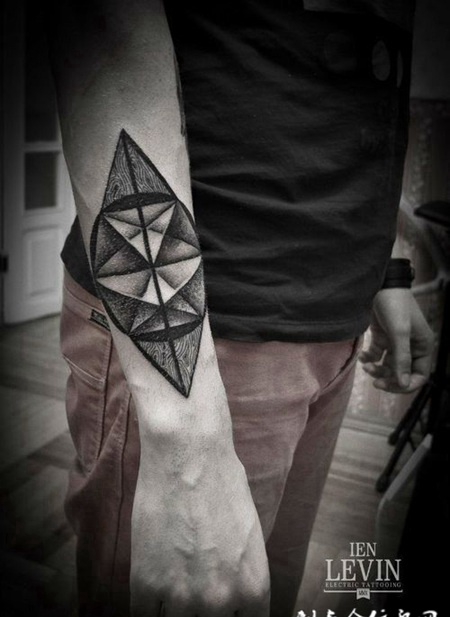 小臂外侧的几何体纹身图案