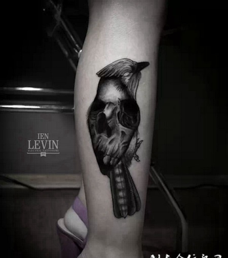 小腿上的麻雀骷髅纹身图案