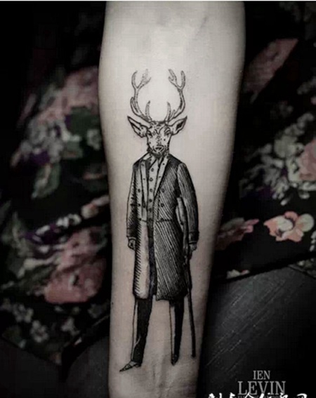 小臂上穿着西装的鹿头人纹身图案