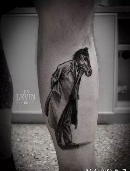 小腿上的马头医生纹身图案