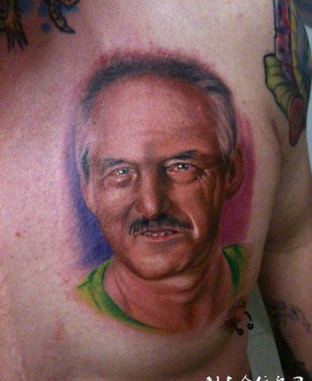 胸前的老人头像纹身图案