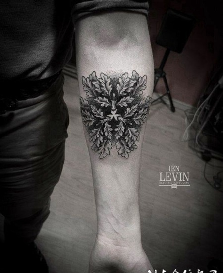 小臂上的草叶纹身图案