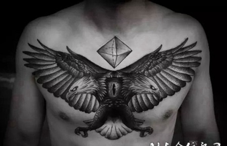 胸前的双头老鹰纹身图案