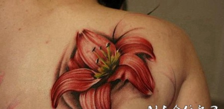 后背肩胛骨上的百合花纹身图案