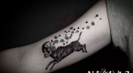 小腿上的骷髅小狗纹身图案