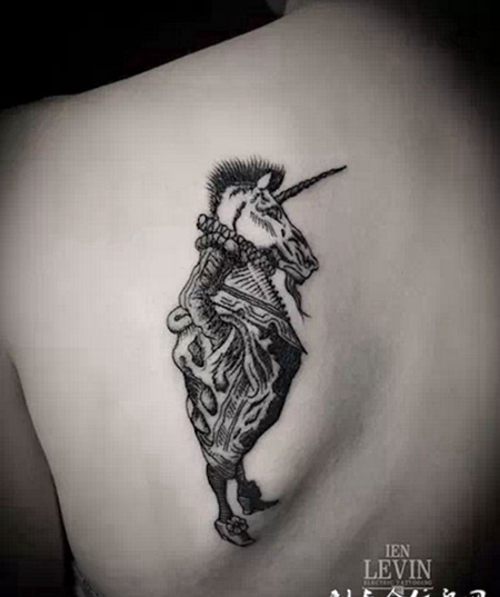 后背肩胛骨上的马头人身纹身图案
