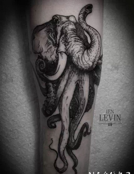 小臂上的大象章鱼怪纹身图案