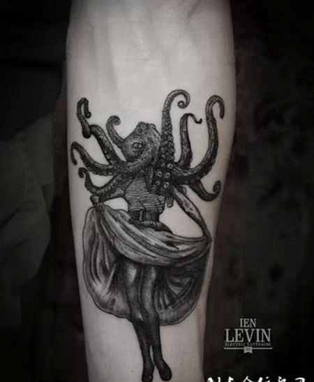 小臂上的章鱼女孩纹身图案