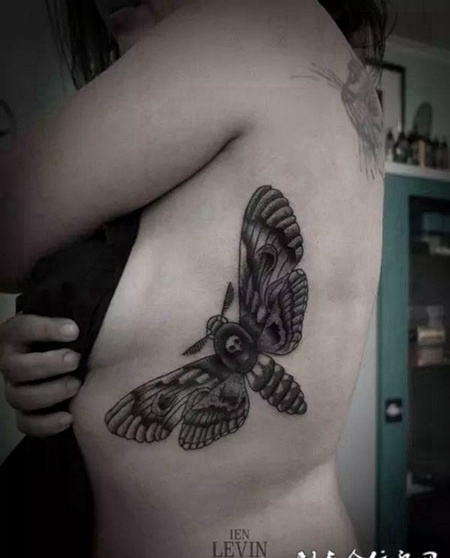 胸侧的飞蛾纹身图案