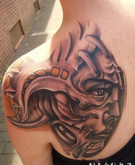 后背上的机械恶魔纹身图案