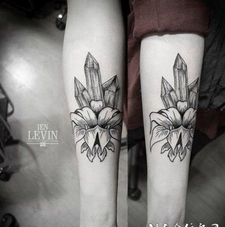 小臂上的花朵宝石纹身图案