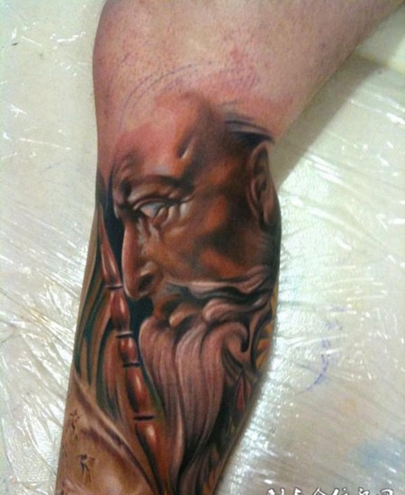 小腿上的天神纹身图案