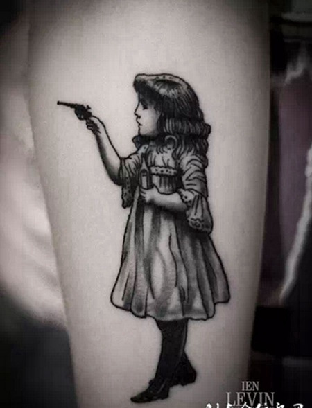 大腿上的小女孩纹身图案