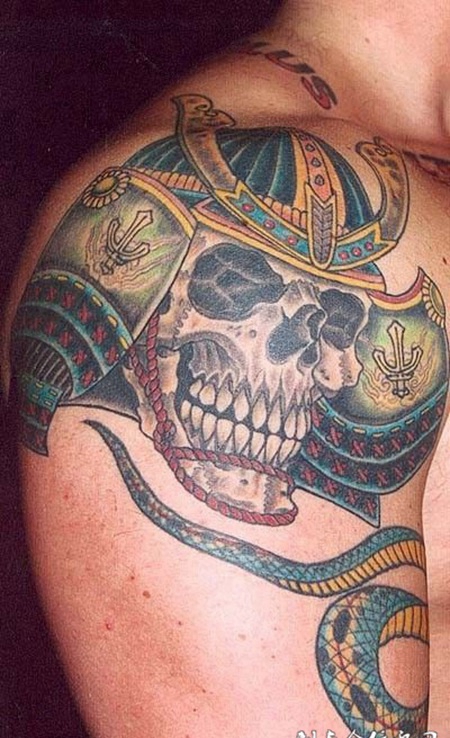 大臂上的鬼武士头纹身图案