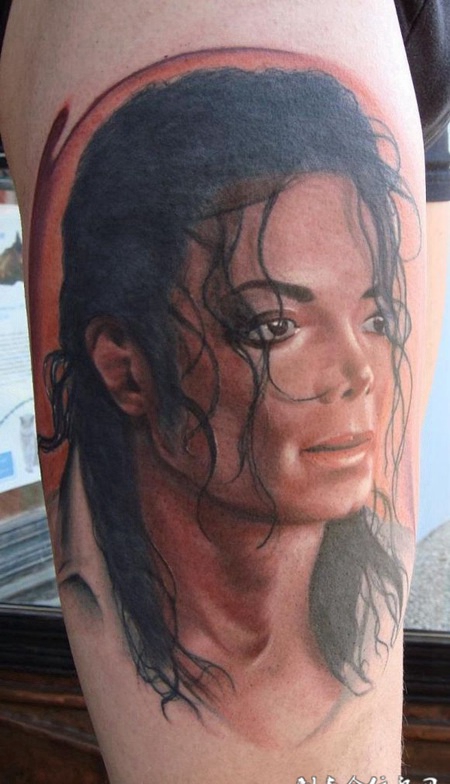 大腿上的迈克尔杰克逊纹身图案