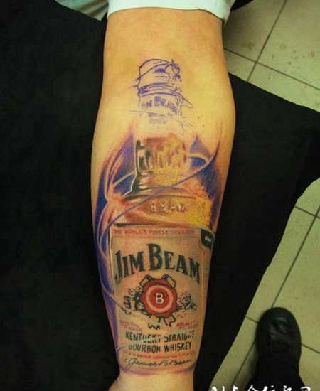 小臂上的酒瓶纹身图案