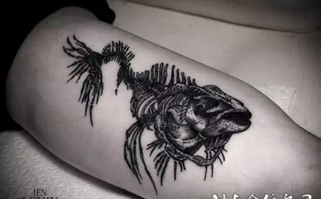 大腿上的枯骨鱼纹身图案