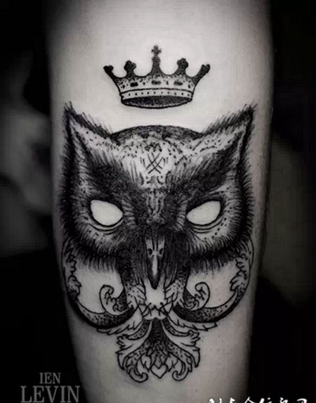 大臂上的猫头鹰皇冠纹身图案