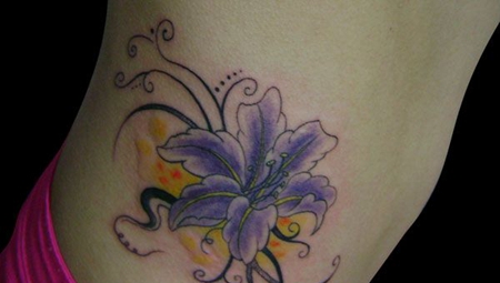 侧腰兰花纹身图片