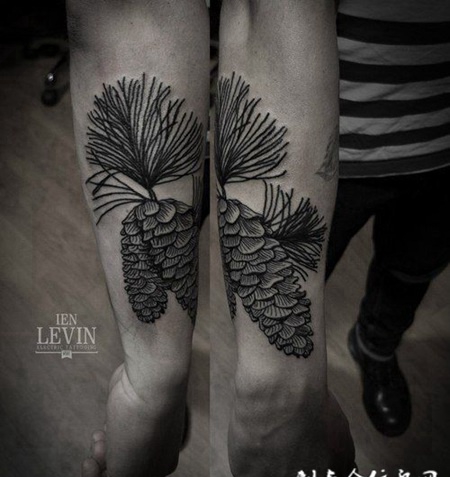 小臂上的松球纹身图案