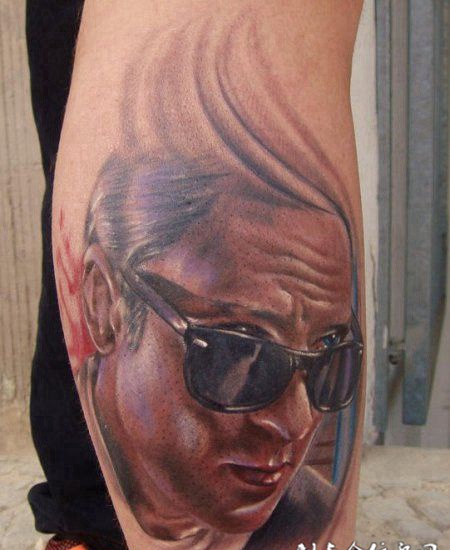 小腿上的眼镜帅哥纹身图案