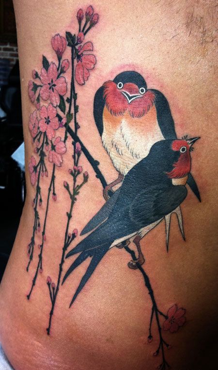 侧腰彩色燕子桃花纹身图片