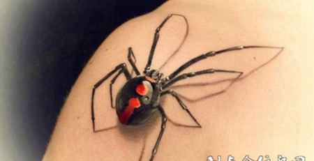 肩膀上的蜘蛛的纹身图案