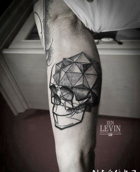 大臂内侧的骷髅几何纹身图案