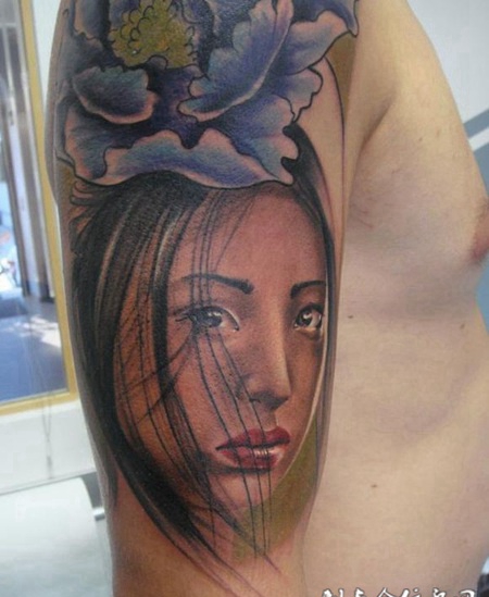 大臂上的牡丹美女纹身图案