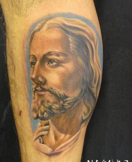 小腿上的耶稣纹身图案