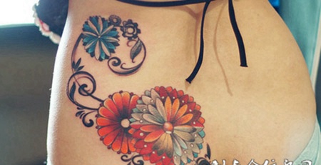 腰臀处的雏菊纹身图案