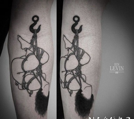 大臂内侧的裸女纹身图案