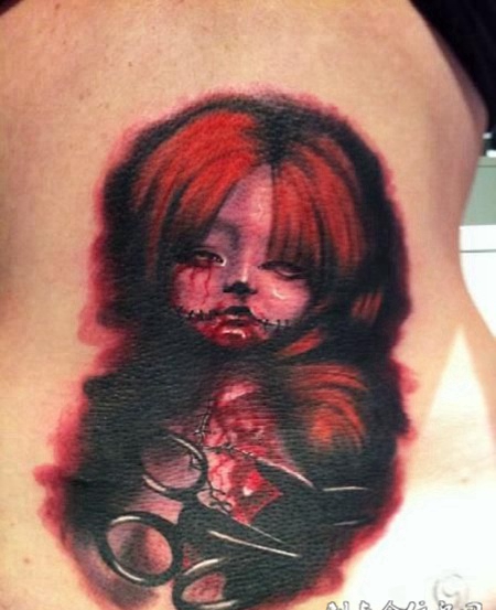 腰侧的血腥娃娃纹身图案