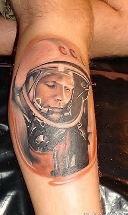 小腿上的宇航员纹身图案