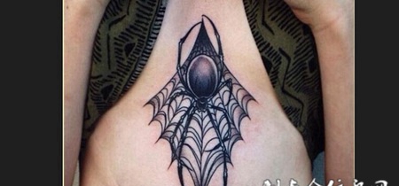胸下的蜘蛛和蜘蛛网纹身图案
