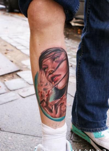 小腿上的女吸血鬼纹身图案